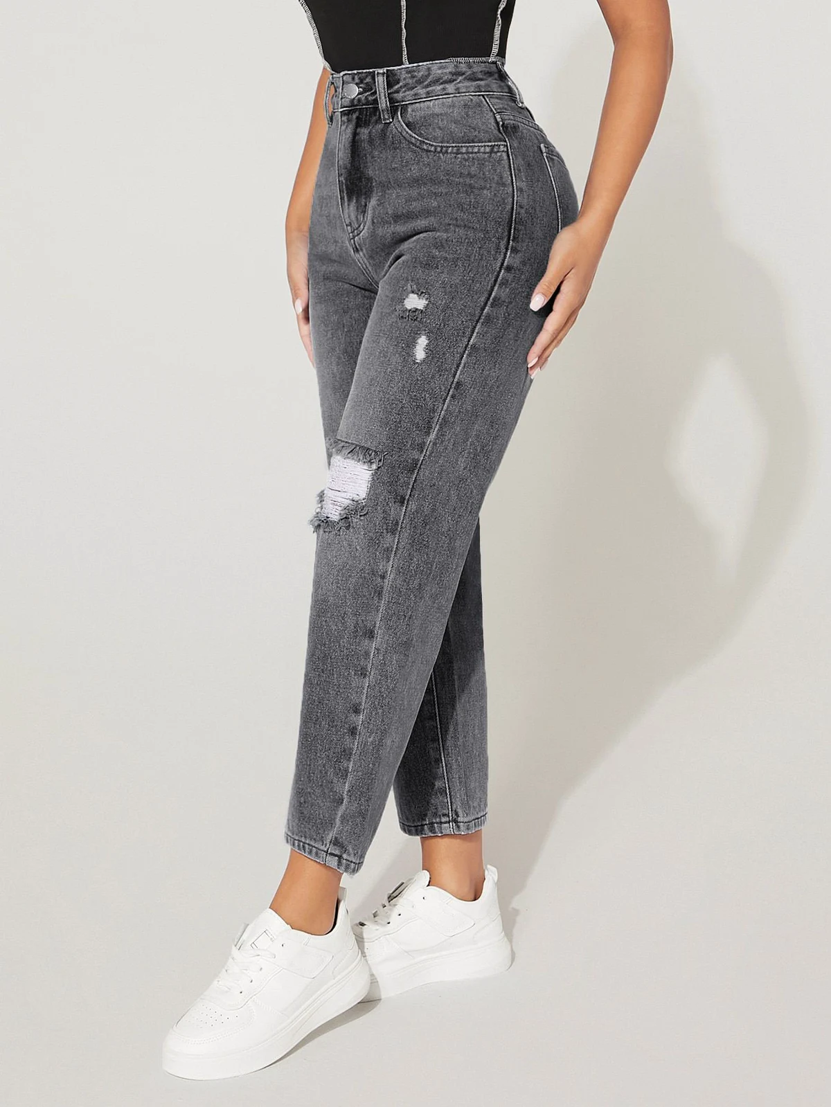High-waisted jeans